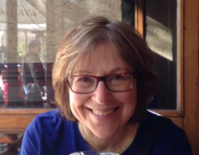 Leslie, an Acquaint volunteer from the United States.